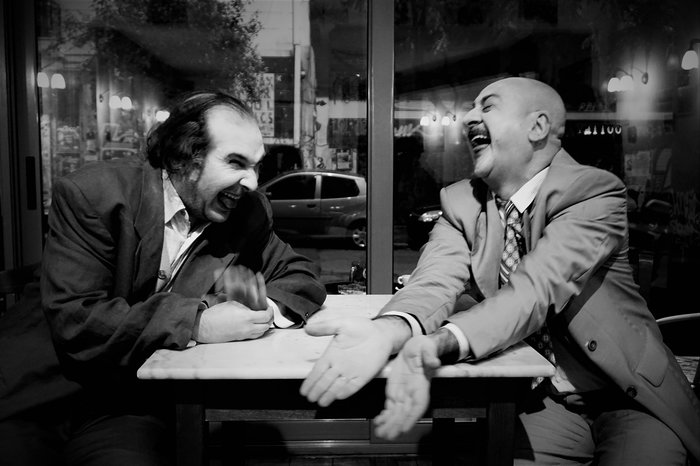 Μια παράσταση σε ένα καφενείο στα Εξάρχεια με τάβλι και μεζέ
