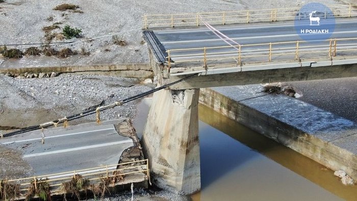 Γέφυρα στη Ρόδο κατέρρευσε σαν χάρτινος πύργος [βίντεο]