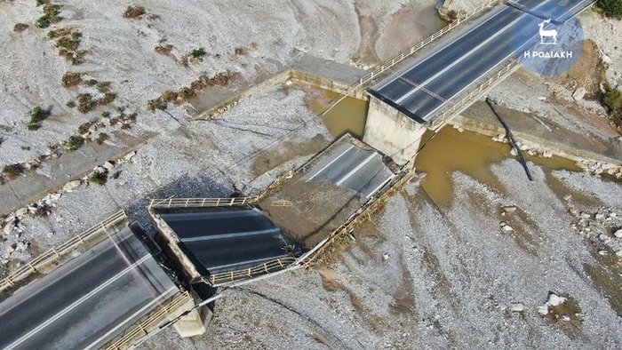 Γέφυρα στη Ρόδο κατέρρευσε σαν χάρτινος πύργος [βίντεο] - εικόνα 2