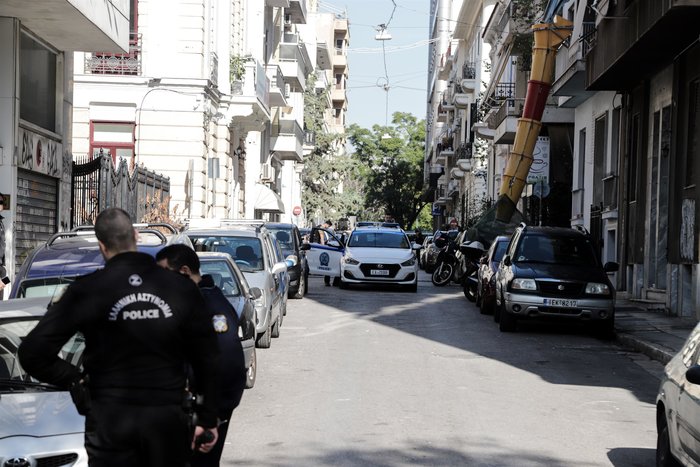 Σε αυτό το διαμέρισμα στα Εξάρχεια βρέθηκε η οπλοβομβίδα [φωτό] - εικόνα 2