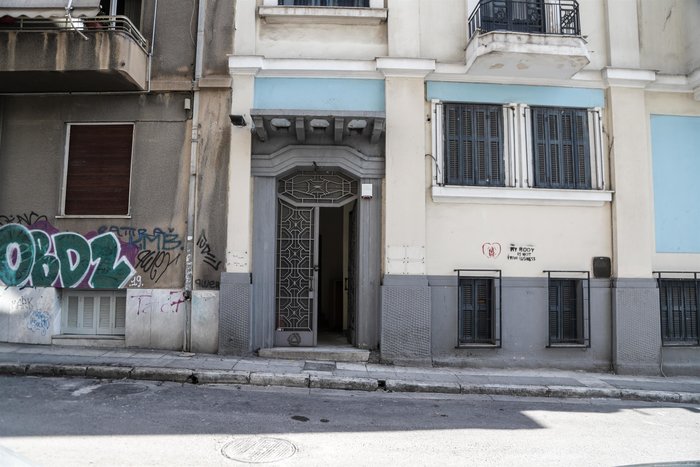 Σε αυτό το διαμέρισμα στα Εξάρχεια βρέθηκε η οπλοβομβίδα [φωτό] - εικόνα 5