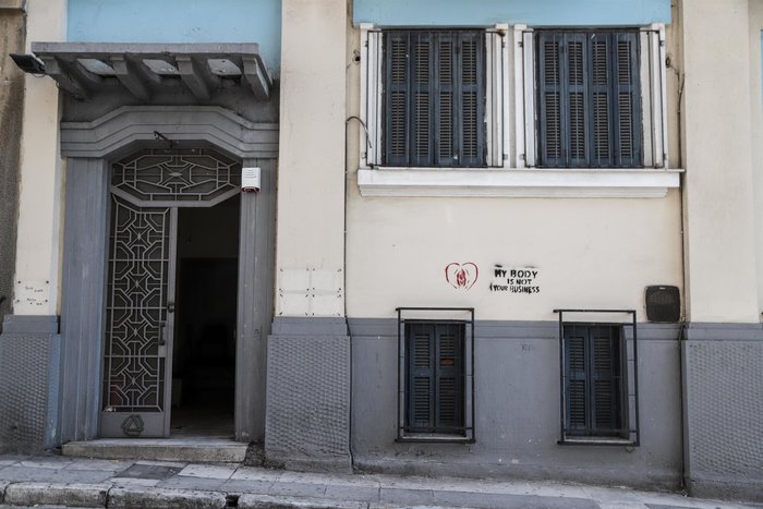 Σε αυτό το διαμέρισμα στα Εξάρχεια βρέθηκε η οπλοβομβίδα [φωτό] - εικόνα 6