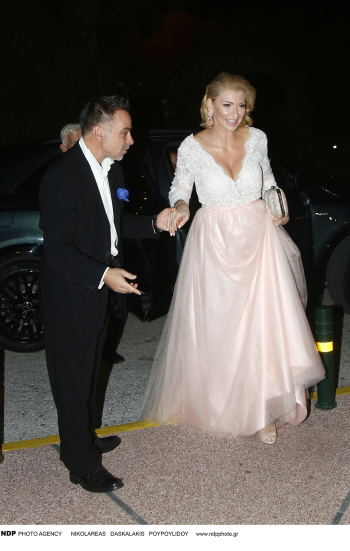 Τρίτος γάμος για την πρώην Playmate: Το ρομαντικό νυφικό & η μπλε ανθοδέσμη