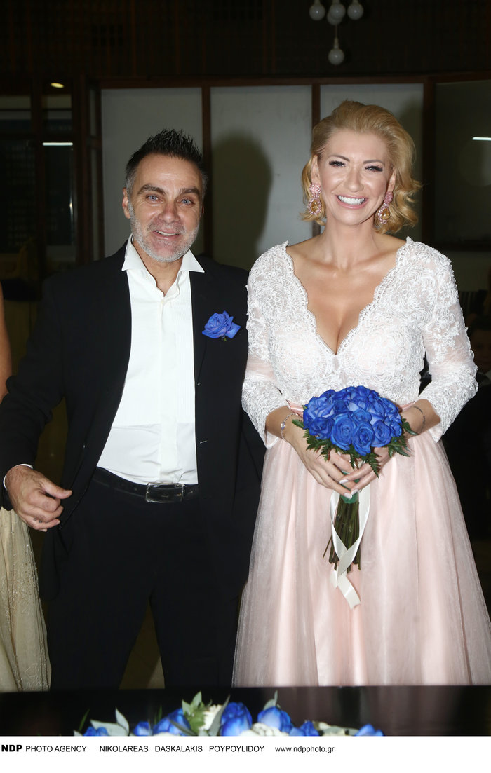 Τρίτος γάμος για την πρώην Playmate: Το ρομαντικό νυφικό & η μπλε ανθοδέσμη - εικόνα 2
