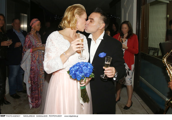 Τρίτος γάμος για την πρώην Playmate: Το ρομαντικό νυφικό & η μπλε ανθοδέσμη - εικόνα 3