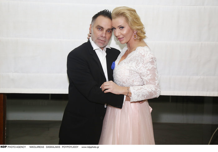 Τρίτος γάμος για την πρώην Playmate: Το ρομαντικό νυφικό & η μπλε ανθοδέσμη - εικόνα 4