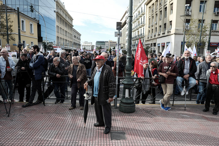 Πορεία του ΠΑΜΕ στο κέντρο της Αθήνας για το ασφαλιστικό