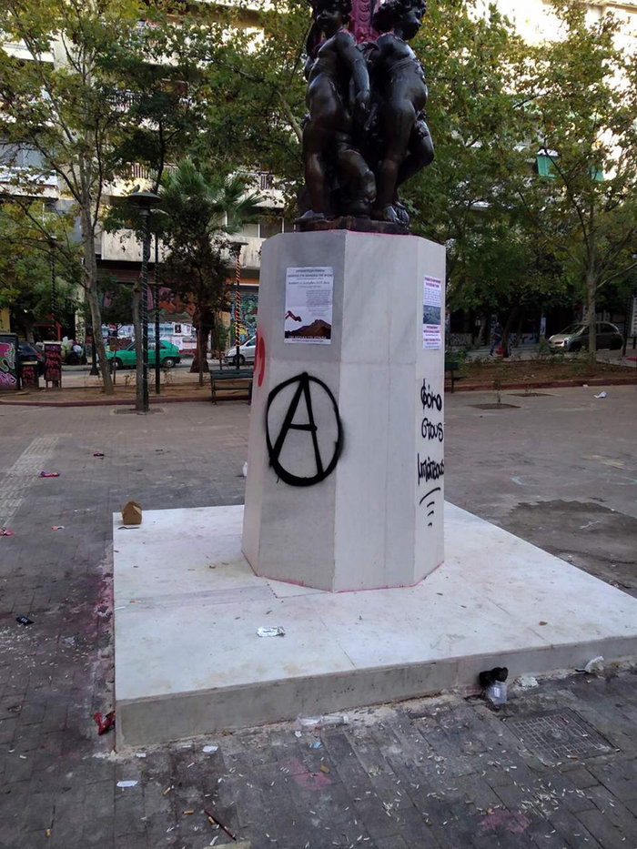 Πλατεία Εξαρχείων: Βανδάλισαν το άγαλμα με χυδαίο μήνυμα κατά Μπακογιάννη - εικόνα 3