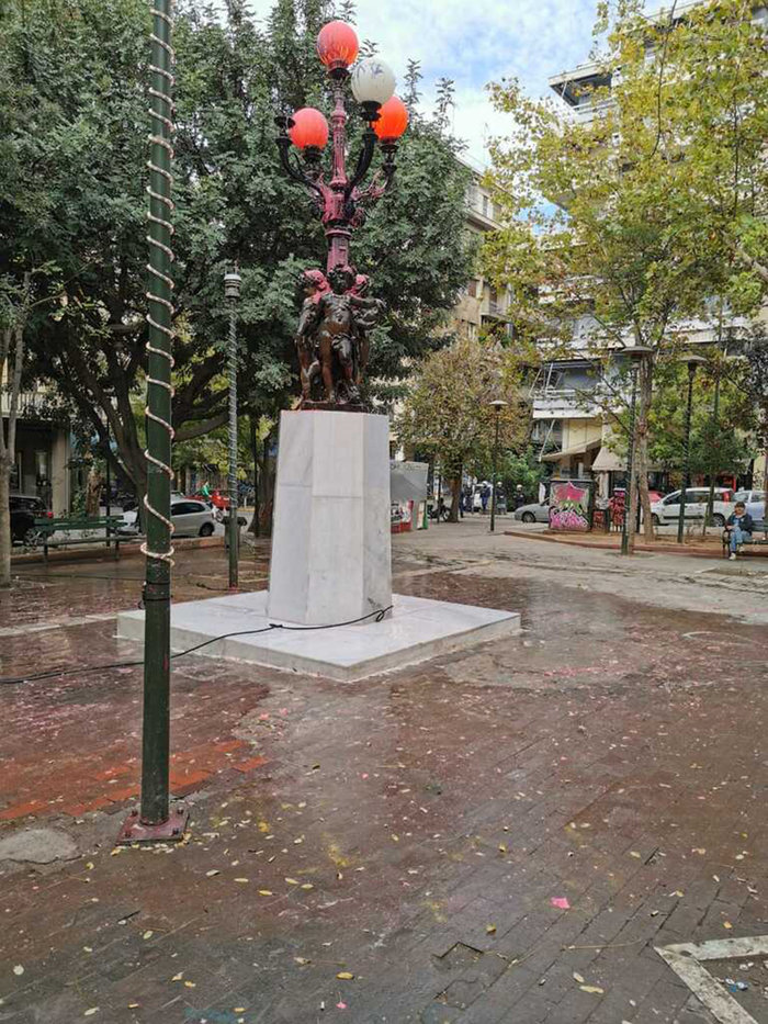 Πλατεία Εξαρχείων: Βανδάλισαν το άγαλμα με χυδαίο μήνυμα κατά Μπακογιάννη - εικόνα 5