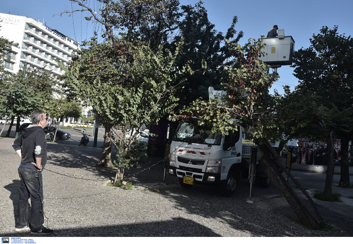 Ο δήμος Αθήνας στολίζει την πόλη για τα Χριστούγεννα [φωτό]
