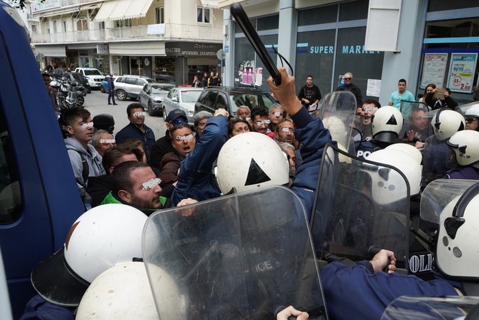 Ηράκλειο: Επεισόδια με αγρότες και δακρυγόνα στο Επιμελητήριο [εικόνες]