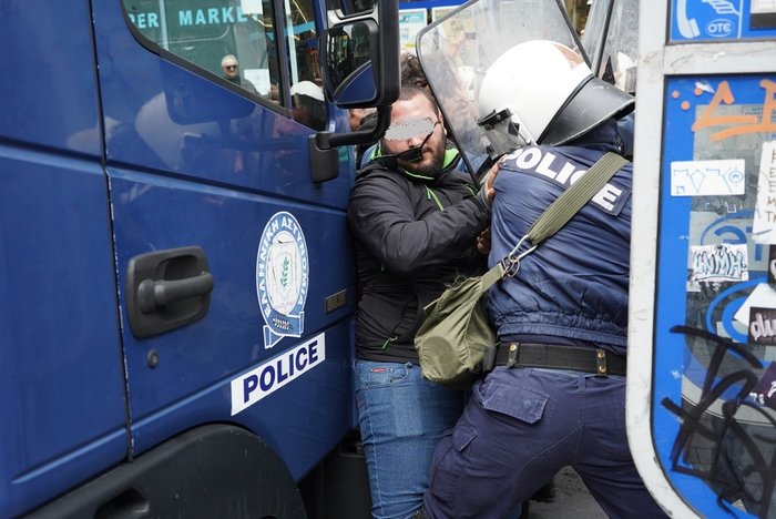 Ηράκλειο: Επεισόδια με αγρότες και δακρυγόνα στο Επιμελητήριο [εικόνες] - εικόνα 2