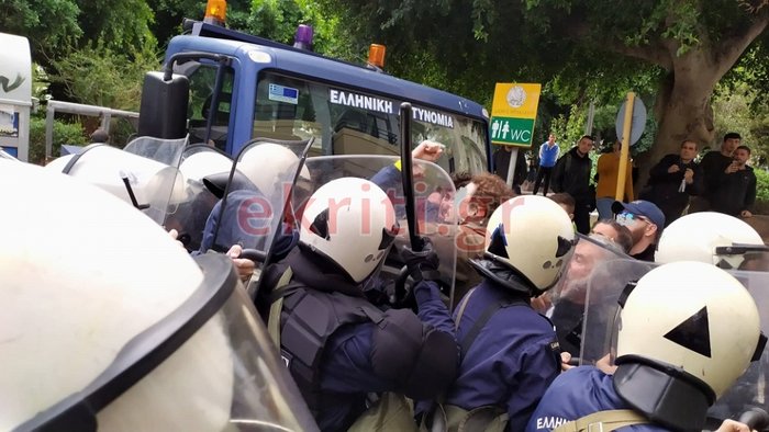 Ηράκλειο: Επεισόδια με αγρότες και δακρυγόνα στο Επιμελητήριο [εικόνες] - εικόνα 3