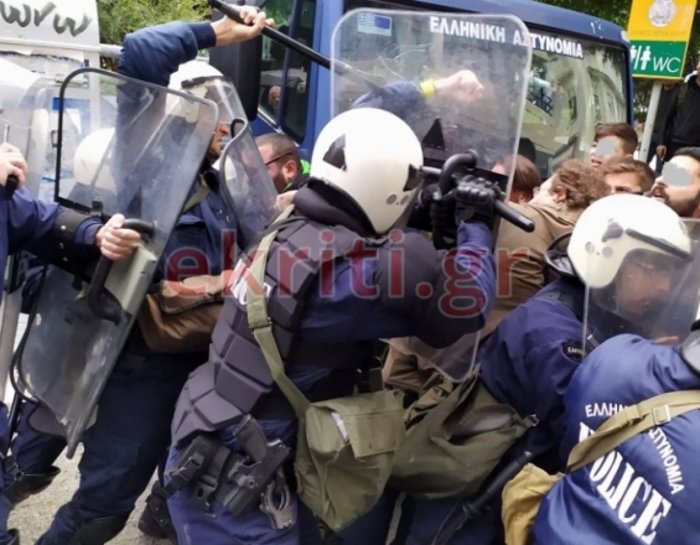 Ηράκλειο: Επεισόδια με αγρότες και δακρυγόνα στο Επιμελητήριο [εικόνες] - εικόνα 5
