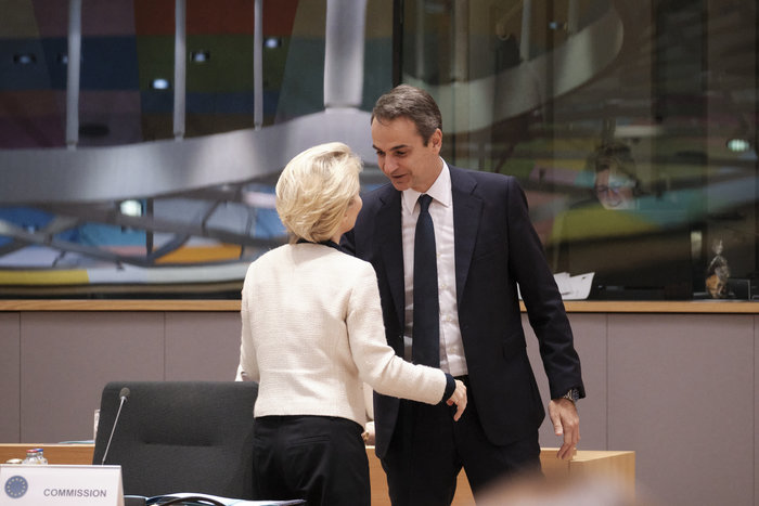 Χαμογελαστός και ευδιάθετος Μητσοτάκης στη συνεδρίαση της ΕΕ [εικόνες] - εικόνα 2