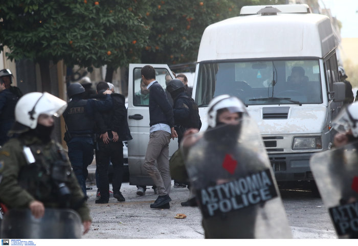 Καρέ καρέ οι εκκενώσεις καταλήψεων στο Κουκάκι [εικόνες & βίντεο] - εικόνα 6