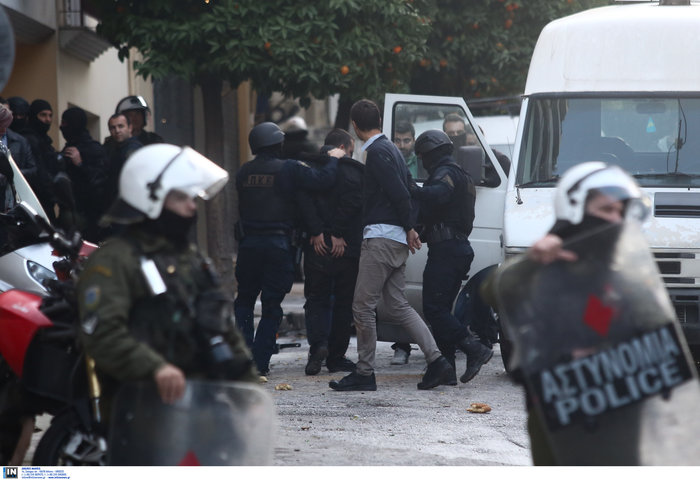Καρέ καρέ οι εκκενώσεις καταλήψεων στο Κουκάκι [εικόνες & βίντεο] - εικόνα 7