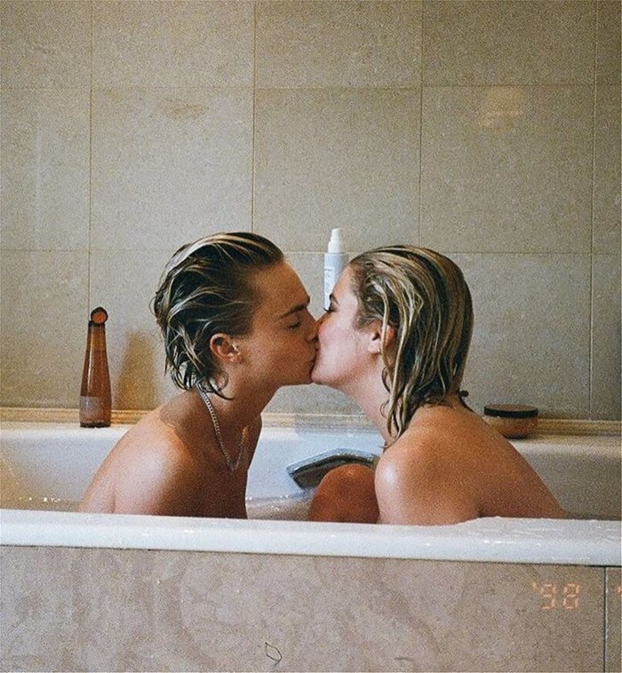 Cara Delevingne και Ashley Benson γυμνές στη μπανιέρα [εικόνες]