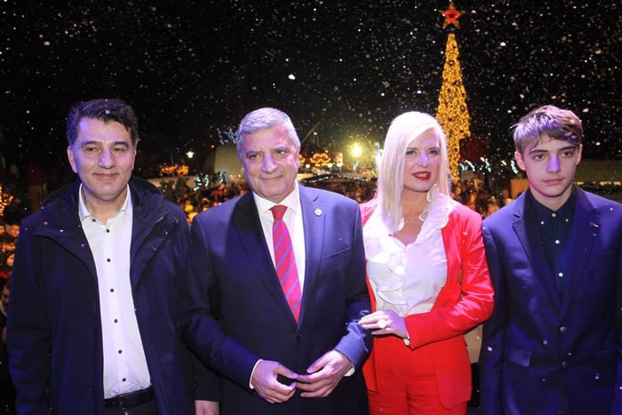 Μαρίνα Πατούλη: Με κόκκινο της φωτιάς στο άναμμα του δέντρου [εικόνες] - εικόνα 3
