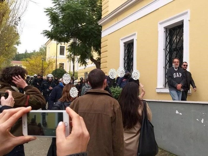 Πληθαίνουν τα ερωτήματα για την έφοδο της ΕΛ.ΑΣ στο Κουκάκι - εικόνα 5