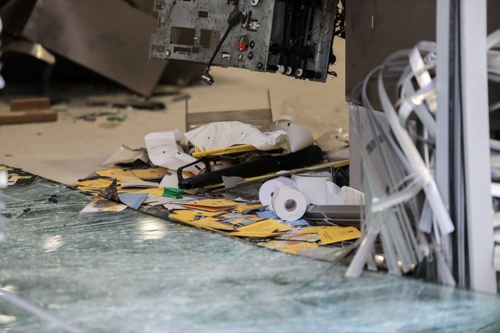 Ληστεία στη Νέα Χαλκηδόνα: Εμβόλισαν την τζαμαρία και άδειασαν το ΑΤΜ - εικόνα 2