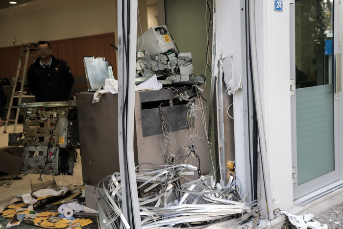 Ληστεία στη Νέα Χαλκηδόνα: Εμβόλισαν την τζαμαρία και άδειασαν το ΑΤΜ - εικόνα 5
