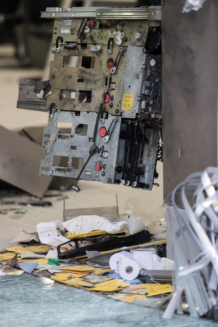 Ληστεία στη Νέα Χαλκηδόνα: Εμβόλισαν την τζαμαρία και άδειασαν το ΑΤΜ - εικόνα 3