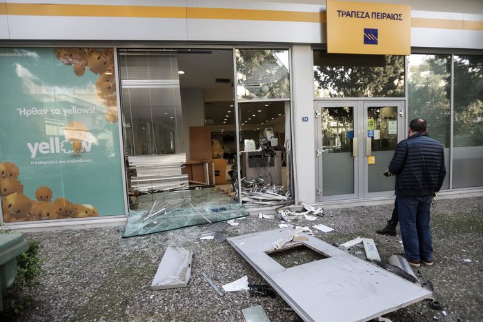 Ληστεία στη Νέα Χαλκηδόνα: Εμβόλισαν την τζαμαρία και άδειασαν το ΑΤΜ - εικόνα 7