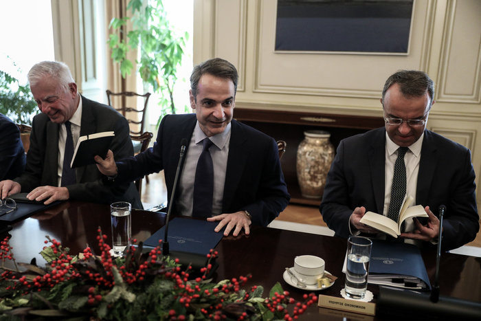 Χριστουγεννιάτικο δώρο Μητσοτάκη στους υπουργούς - Τι τους έδωσε [εικόνες]