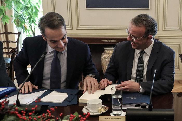 Χριστουγεννιάτικο δώρο Μητσοτάκη στους υπουργούς - Τι τους έδωσε [εικόνες] - εικόνα 3