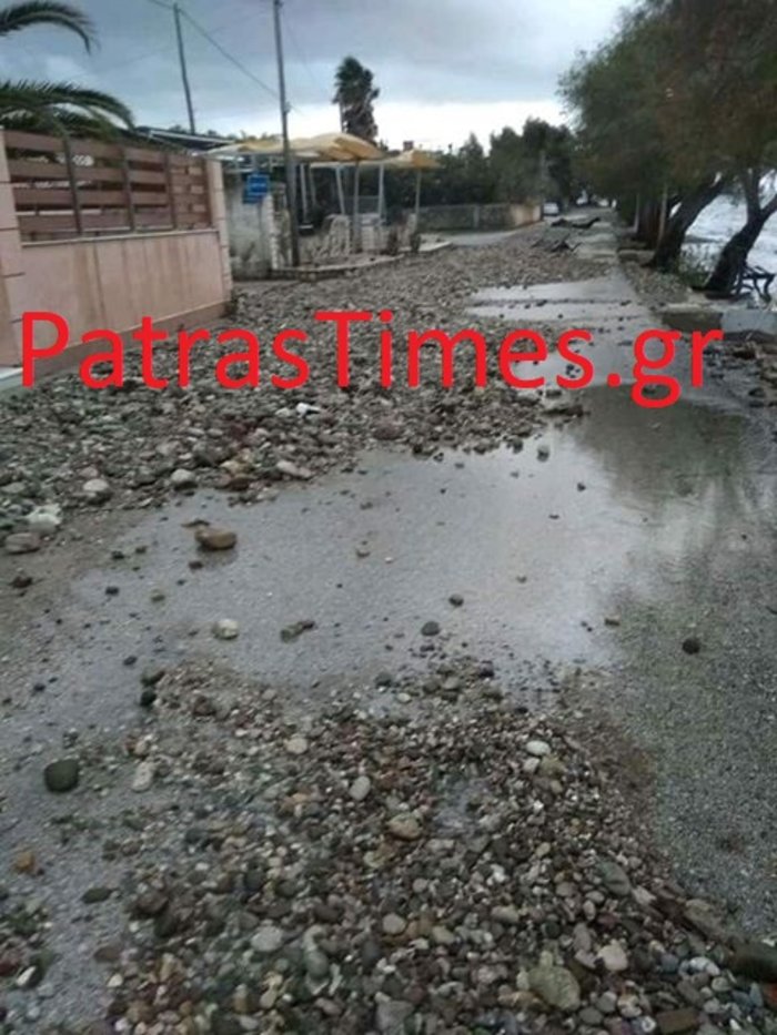 Πάτρα: Η θαλασσοταραχή έβγαλε τόνους πέτρες στην παραλιακή [εικόνες] - εικόνα 2