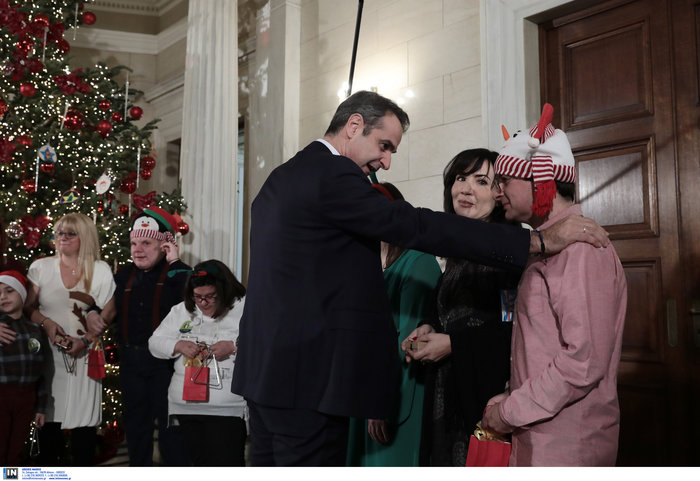 Τα... έψαλλαν στον Μητσοτάκη -Κάλαντα στο Μαξίμου [εικόνες]