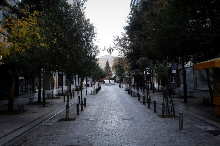 Πρωί Χριστουγέννων: Αδεια, ήρεμη & μοναδική σε ησυχία η Αθήνα [εικόνες] - εικόνα 2