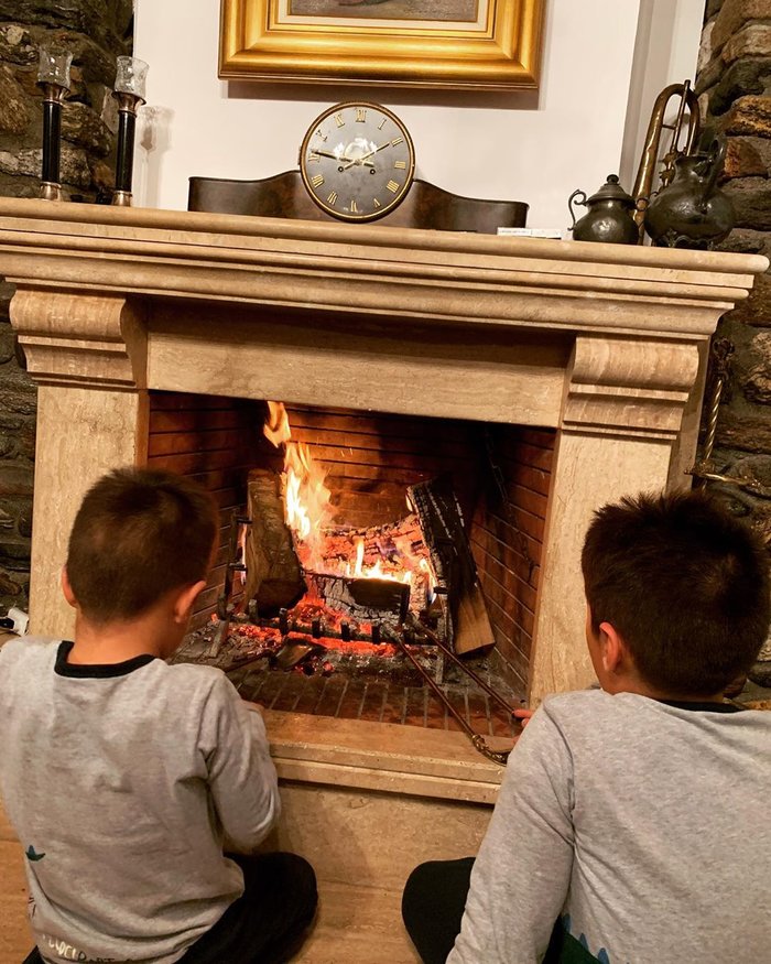 Χριστούγεννα στις Σέρρες για τη Φαίη Σκορδά με τους γιους της [εικόνα]