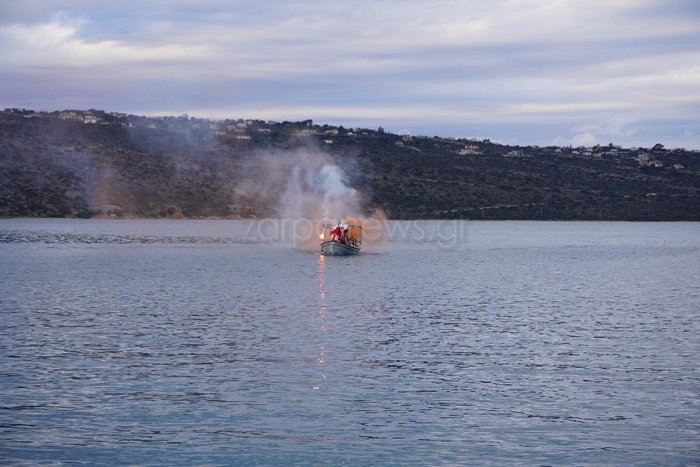 Στη Σούδα υποδέχθηκαν από τη… θάλασσα τον Άγιο Βασίλη