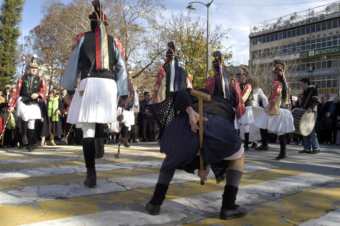 Ξεκίνησε το πιο θεαματικό έθιμο των Μωμόγερων στην Κοζάνη [φωτο] - εικόνα 4
