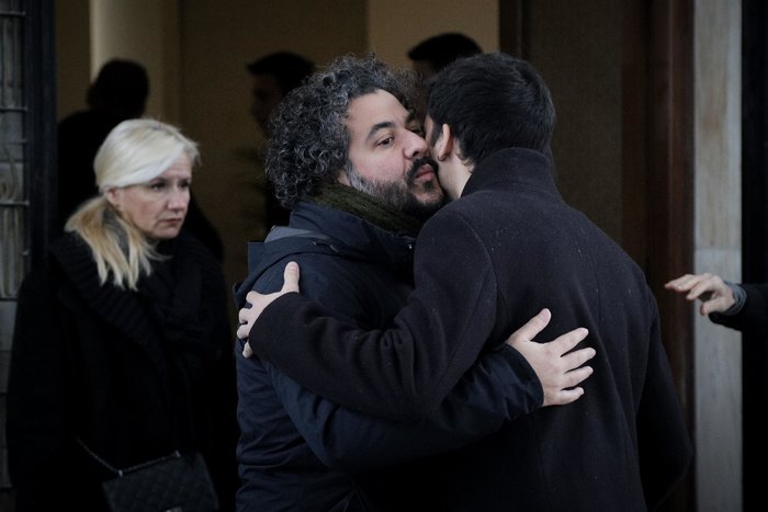 Θάνος Μικρούτσικος: Συντετριμμένη η σύζυγός του -λαϊκό προσκύνημα [εικόνες] - εικόνα 2