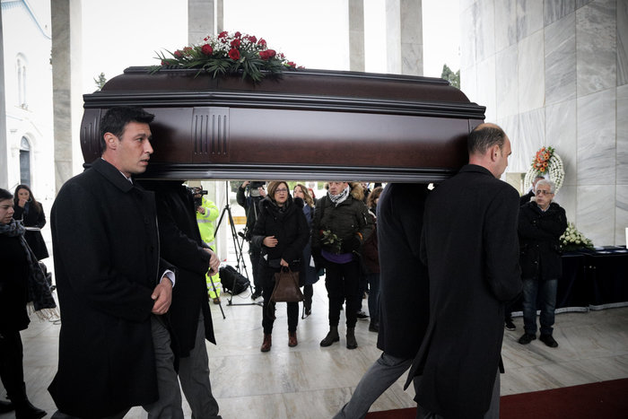 Θάνος Μικρούτσικος: Συντετριμμένη η σύζυγός του -λαϊκό προσκύνημα [εικόνες] - εικόνα 5