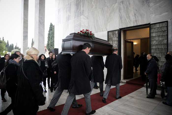 Θάνος Μικρούτσικος: Συντετριμμένη η σύζυγός του -λαϊκό προσκύνημα [εικόνες] - εικόνα 6