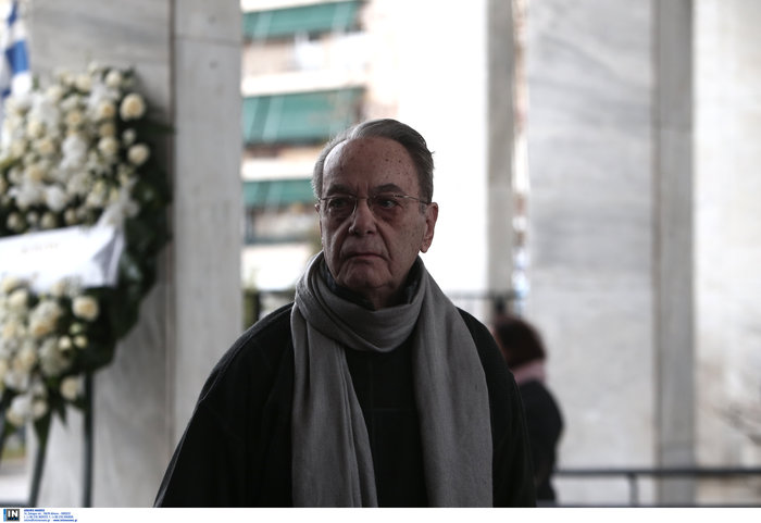 Θάνος Μικρούτσικος: Συντετριμμένη η σύζυγός του -λαϊκό προσκύνημα [εικόνες] - εικόνα 8