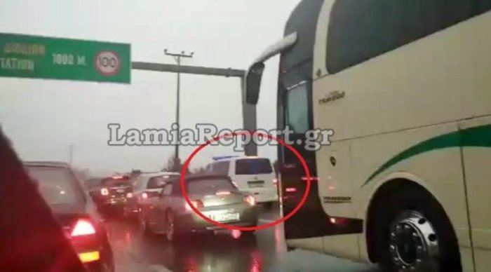 Απίστευτοι οδηγοί: Εκλεισαν τη ΛΕΑ στην εθνική οδό και μπλόκαραν ασθενοφόρο