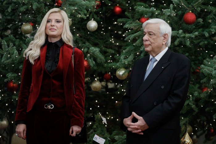 Η Μαρίνα Πατούλη δίνει σόου στο Προεδρικό Μέγαρο με total velvet look