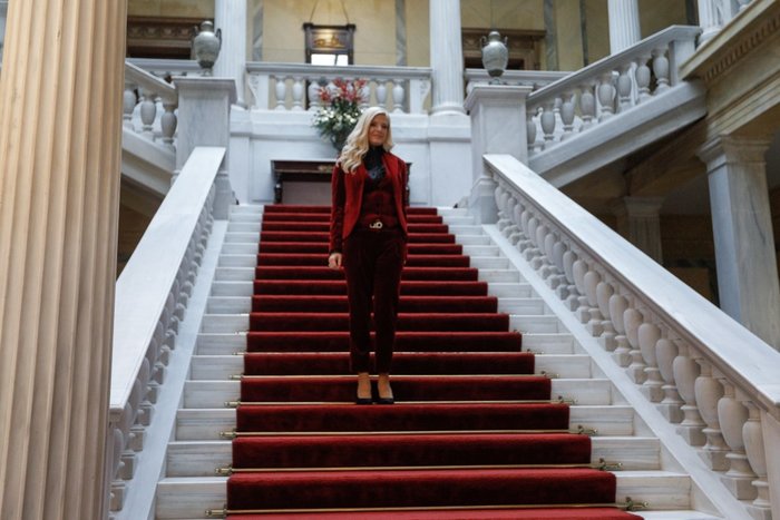 Η Μαρίνα Πατούλη δίνει σόου στο Προεδρικό Μέγαρο με total velvet look - εικόνα 2