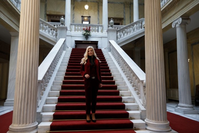 Η Μαρίνα Πατούλη δίνει σόου στο Προεδρικό Μέγαρο με total velvet look - εικόνα 3