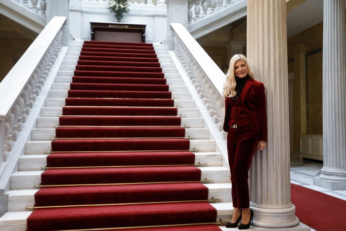 Η Μαρίνα Πατούλη δίνει σόου στο Προεδρικό Μέγαρο με total velvet look - εικόνα 4