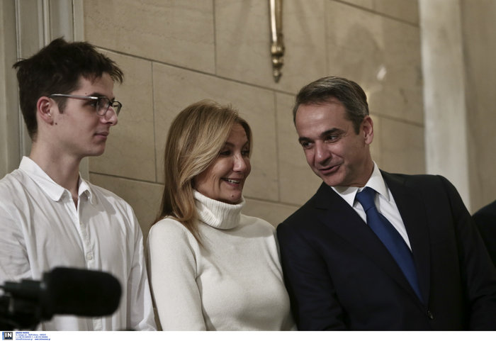 Μητσοτάκης και Μαρέβα μαζί στο Μαξίμου μπροστά στο Χριστουγεννιάτικο δέντρο - εικόνα 4