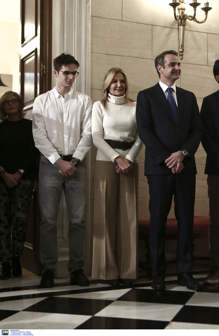 Μητσοτάκης και Μαρέβα μαζί στο Μαξίμου μπροστά στο Χριστουγεννιάτικο δέντρο - εικόνα 5
