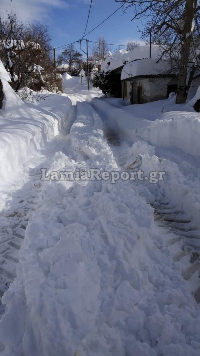 Θάφτηκαν στα χιόνια οι Καρυές στα Καμμένα Βούρλα- Εντυπωσιακές εικόνες