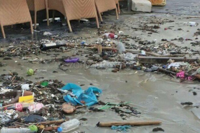 Απίστευτο θέαμα: Ο καιρός έβγαλε σκουπίδια από τη θάλασσα στα Χανιά