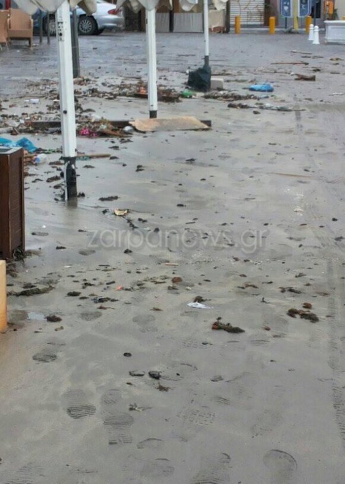 Απίστευτο θέαμα: Ο καιρός έβγαλε σκουπίδια από τη θάλασσα στα Χανιά - εικόνα 2